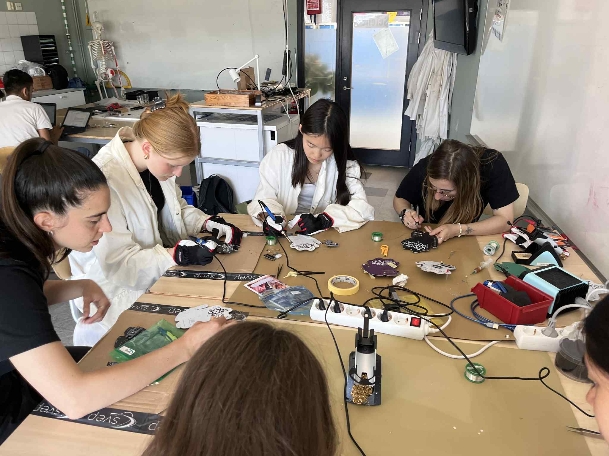 Grupo montando Rudolf PCB en taller